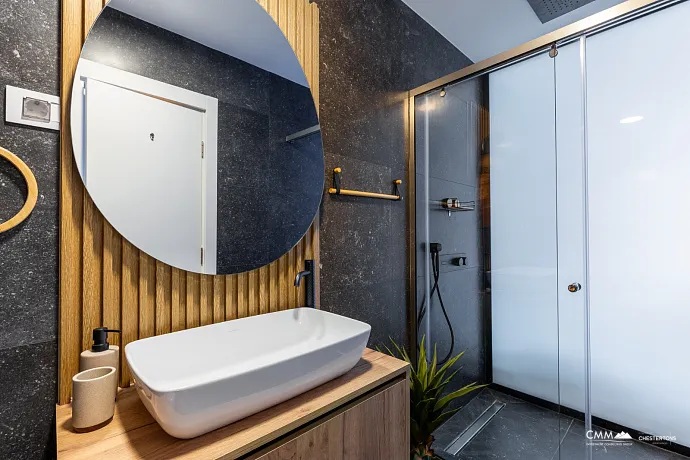 Zum Verkauf steht eine großzügige und luxuriös eingerichtete Drei-Zimmer-Wohnung im Sunny Side Komplex